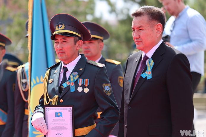 В Усть-Каменогорске к памятнику Первого министра обороны возложили цветы